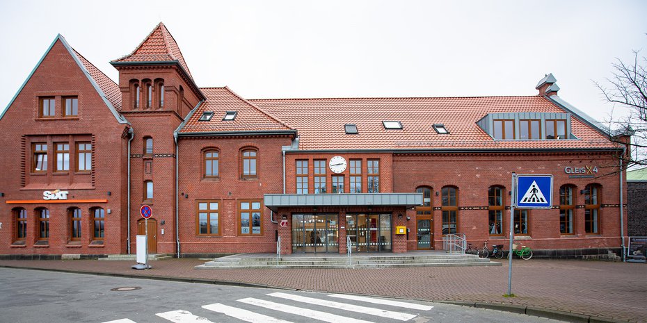 Vorplatzansicht Empfangsgebäude (Foto: Martin Limper, Bürgerbahnhof Cuxhaven e.G)
