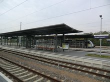 Seit September 2014 wurde gebaut, zwischenzeitlich sind die Bahnsteige, Aufzüge und Bahnsteigdächer fertiggestellt.