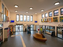 Die neu gestaltete Bahnhofshalle (Foto: Martin Limper, Bürgerbahnhof Cuxhaven e.G)