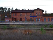 Gesamtansicht des Bahnhofsgebäudes von der Gleisseite