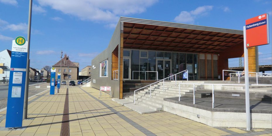 Bester Platz zwischen Bahnsteigen und Busbahnhof: der neue Bahnhof Falkenberg (Elster)